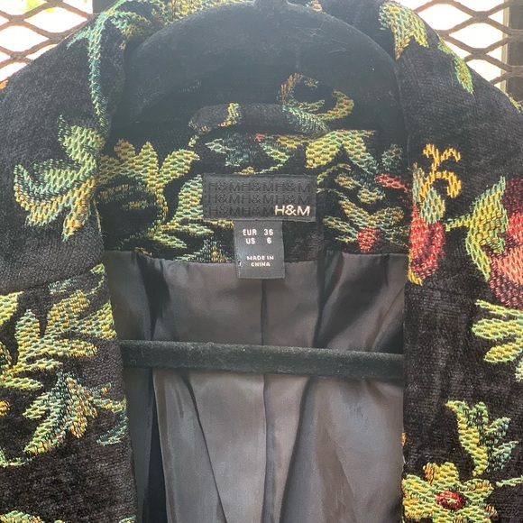 Floral Needlepoint design. Smart body hugging, flare sleeve with slit. - Picture 7 of 7